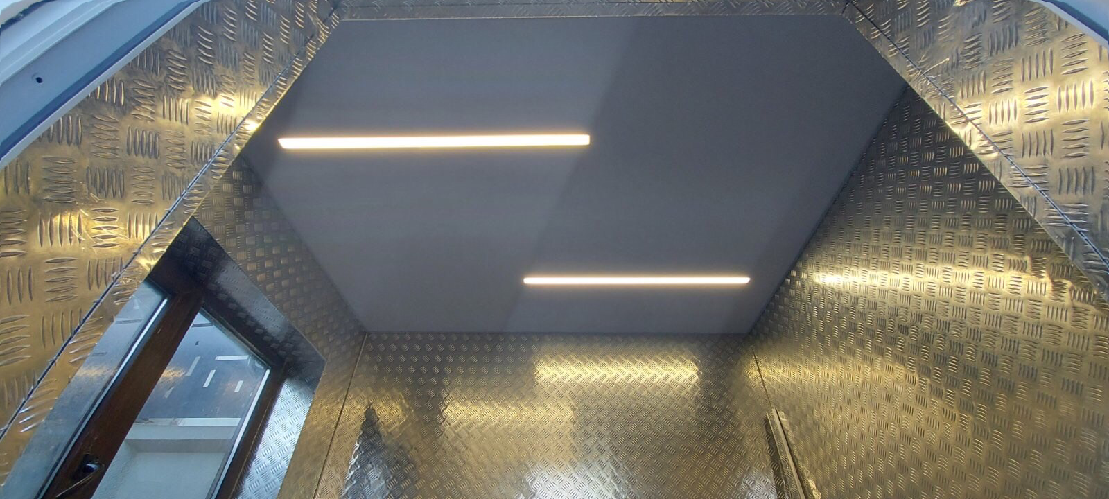 Фото матовый натяжной потолок в с.у со световыми линиями